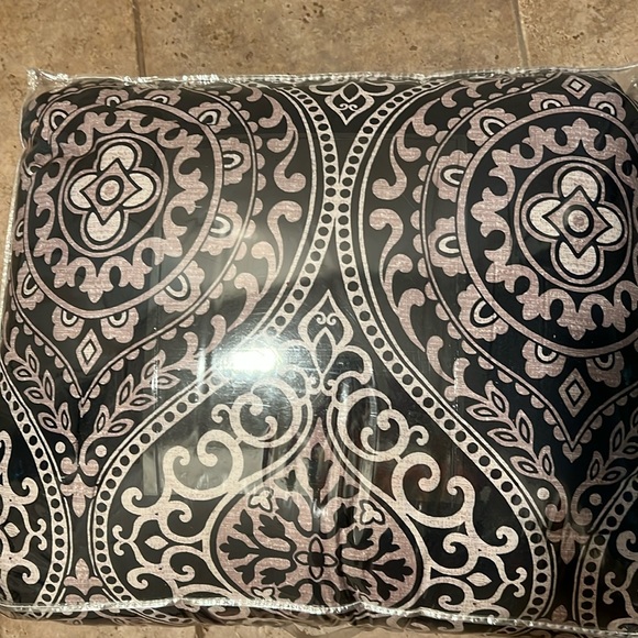 Aprima Queen Size Bedding Ensemble 6 Piece Set - Picture 3 of 3